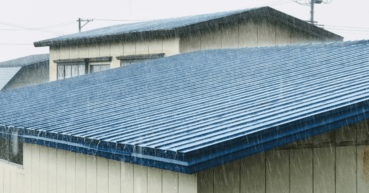 ガルバリウムの屋根に降る雨